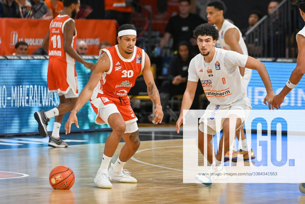 Nelson Weidemann (RASTA Vechta), 30, with the ball against Adam Atamna (ratiopharm Ulm), 00 RASTA Vechta vs. ratiopharm Ulm, easyCredit Basketball Bundesliga, Matchday 5, 2026–2027 Season, October 10, 2026, RASTA Vechta vs. ratiopharm Ulm, easyCredit Basketball Bundesliga, Matchday 5, 2026–2027 season, October 10, 2026, Vechta