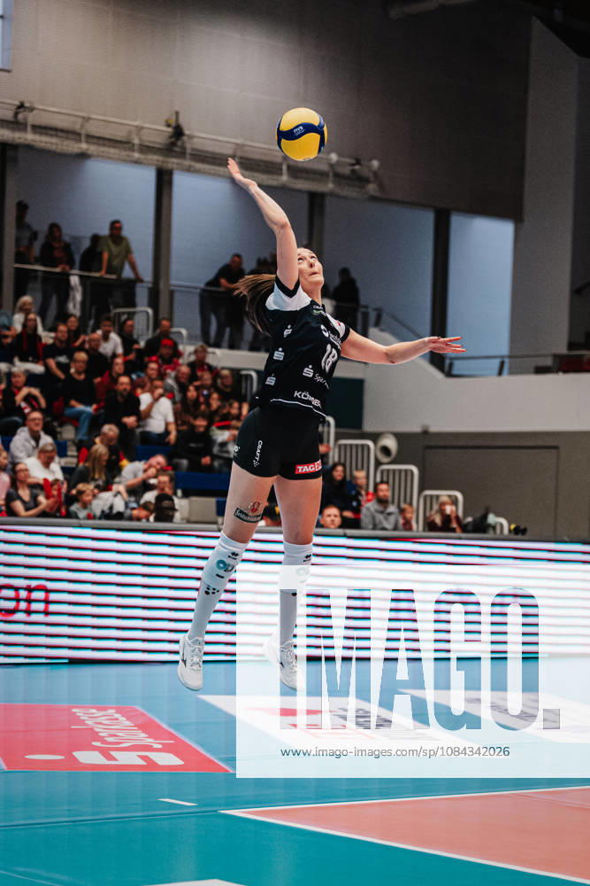 Pictured: Sarah Straube (18) serving, Dresdner SC 10 10 2026, Dresdner SC vs. Allianz MTV Stuttgart, DEKRA 1st Bundesliga Women, Volleyball, Germany, Dresden, Cyberport Arena