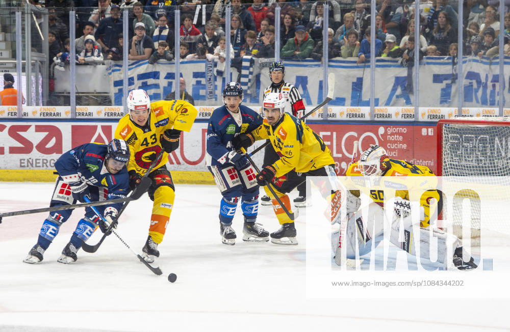 Quinto, Gottardo Arena, NL: HC Ambri Piotta vs. SC Bern; 18 Inti Pestoni (Ambri) vs. 43 Alain Graf (Bern); Quinto, Gottardo Arena, Ticino, Switzerland