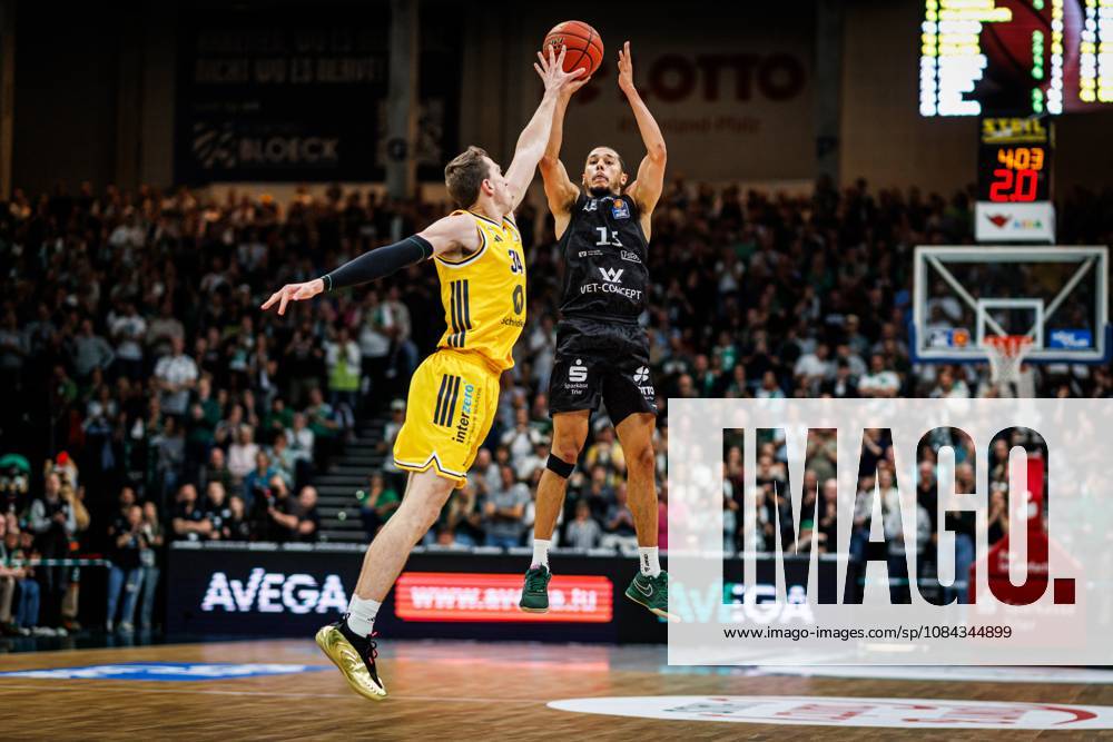 Jordan Roland of the Gladiators Trier goes head-to-head with Justin Bean of Alba Berlin; Action: Vet Concept Gladiators Trier vs. Alba Berlin, Basketball, easyCredit BBL, Matchday 5, 2026–2027 Season, October 10, 2026, Vet Concept Gladiators Trier vs. Alba Berlin, Basketball, easyCredit BBL, Matchday 5, 2026–2027 Season