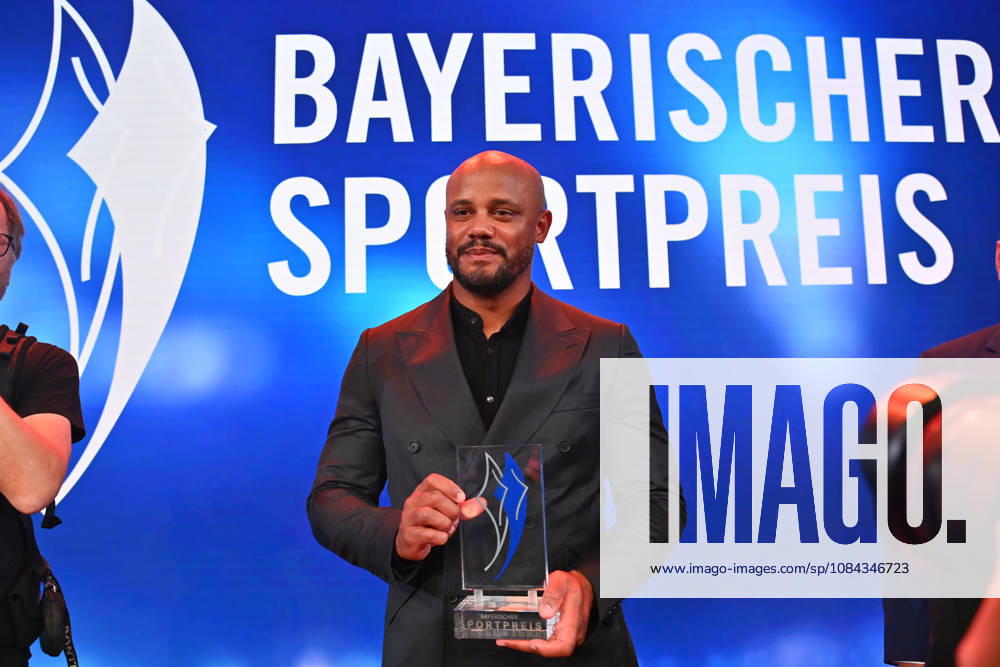 Coach Vincent KOMPANY of Bayern Munich receives the Honorary Award from Bavarian Minister-President Markus SOEDER at the 2026 Bavarian Sports Awards at BMW Welt, Red Carpet, on October 10, 2026
