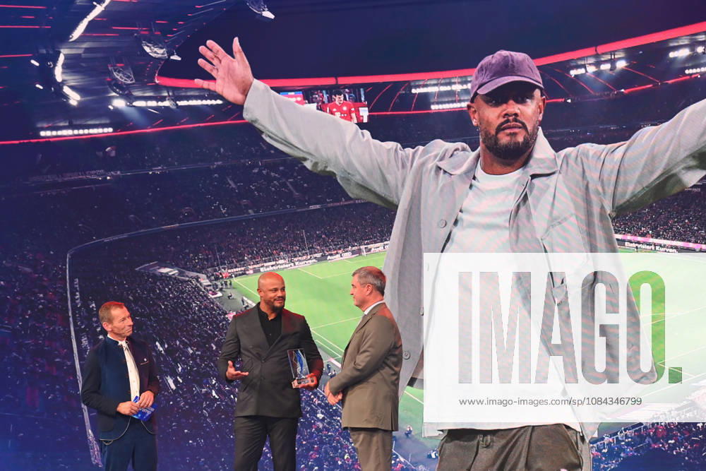 Coach Vincent KOMPANY of Bayern Munich with the Honorary Award from Bavarian Minister-President Markus SOEDER; Host Markus OTHMER; 2026 Bavarian Sports Award at BMW Welt; Red Carpet on October 10, 2026