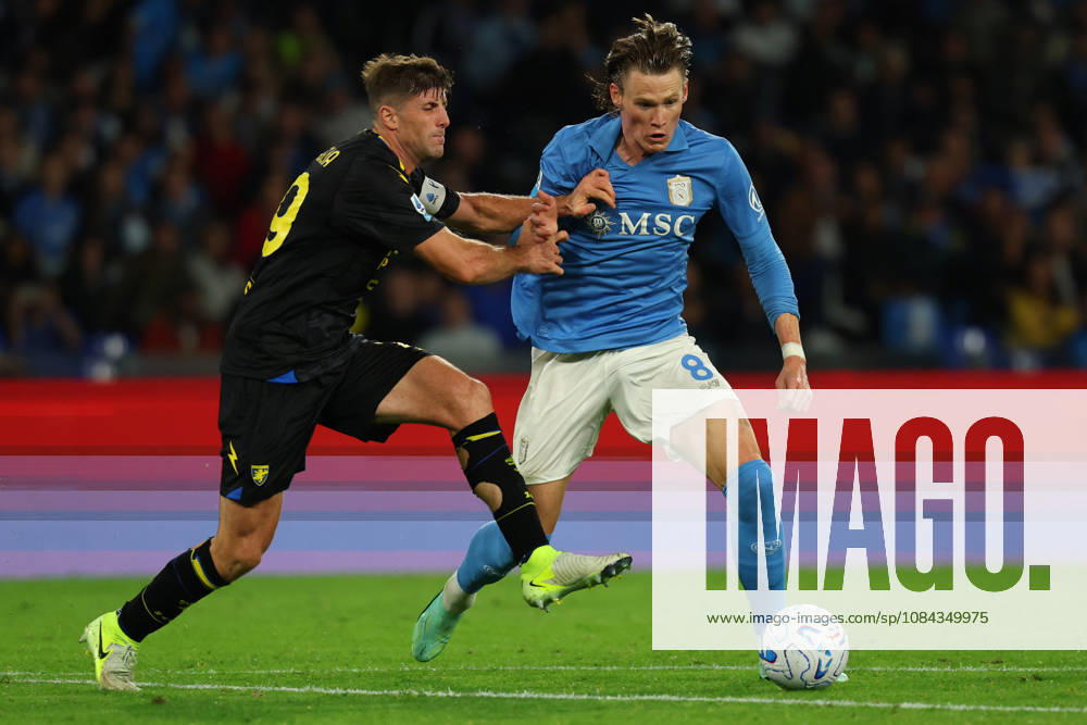 Napoli s Scott McTominay fights for the ball with Frosinone s Gabriele Bracaglia during the Serie A soccer match between Napoli and Frosinone at the Diego Armando Maradona Stadium in Naples, southern italy - Sunday , October 10, 2026. - Soccer .