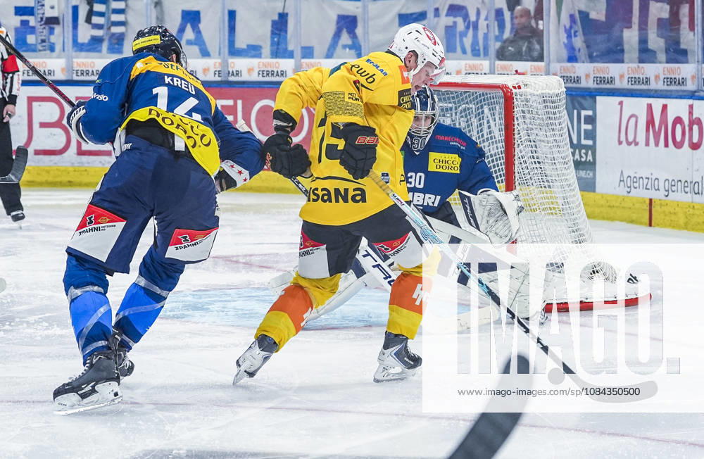 Quinto, Gottardo Arena, NL: HC Ambri Piotta vs. SC Bern; 15 Miro Aaltonen (Bern) vs. 14 William Worge (Kreu); Ambri, Quinto, Gottardo Arena, Ticino, Switzerland