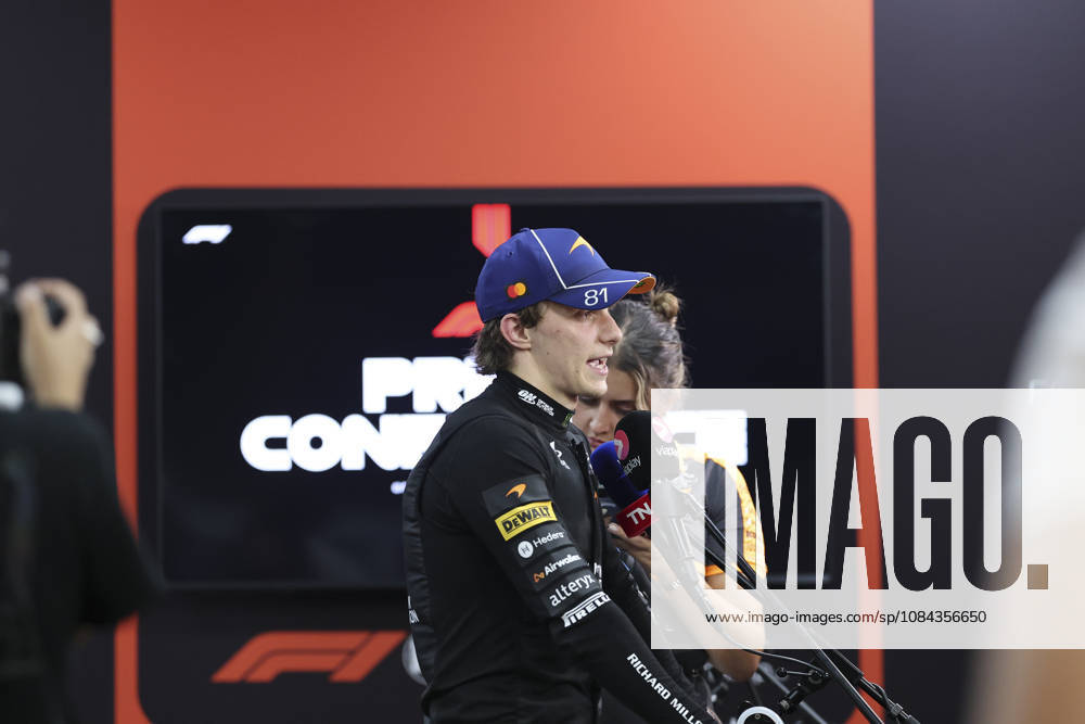 OSCAR PIASTRI of McLaren Mastercard F1 Team speaks to the media during a post-qualifying interview after securing seventh place in qualifying for the 2026 Formula 1 Singapore Grand Prix at Marina Bay Street Circuit in Singapore. Singapore Singapore - ZUMAh201 20261010_zsp_h201_078