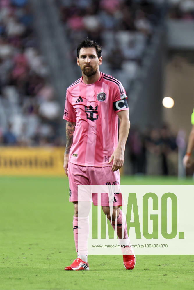 MIAMI, FL - OCTOBER 10: Inter Miami CF forward Lionel Messi (10) looks on during a 2026 MLS, Fussball Herren, USA soccer match between Inter Miami CF and DC United on October 10, 2026 being played at NU Stadium, Miami, Fla.(Photo by Chris Arjoon Icon Sportswire). SOCCER: OCT 10 MLS Inter Miami CF vs DC United Icon2610100000024