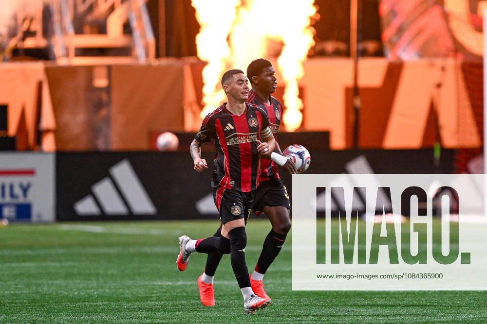 ATLANTA, GA - OCTOBER 10: Miguel Almiron 10 of Atlanta and teammate Breel Embolo 36 of Atlanta react during the MLS, Fussball Herren, USA match between FC Cincinnati and Atlanta United FC on October 10th, 2026 at Mercedes-Benz Stadium in Atlanta, GA. (Photo by Rich von Biberstein Icon Sportswire) SOCCER: OCT 10 MLS Atlanta United vs FC Cincinnati Icon261010001