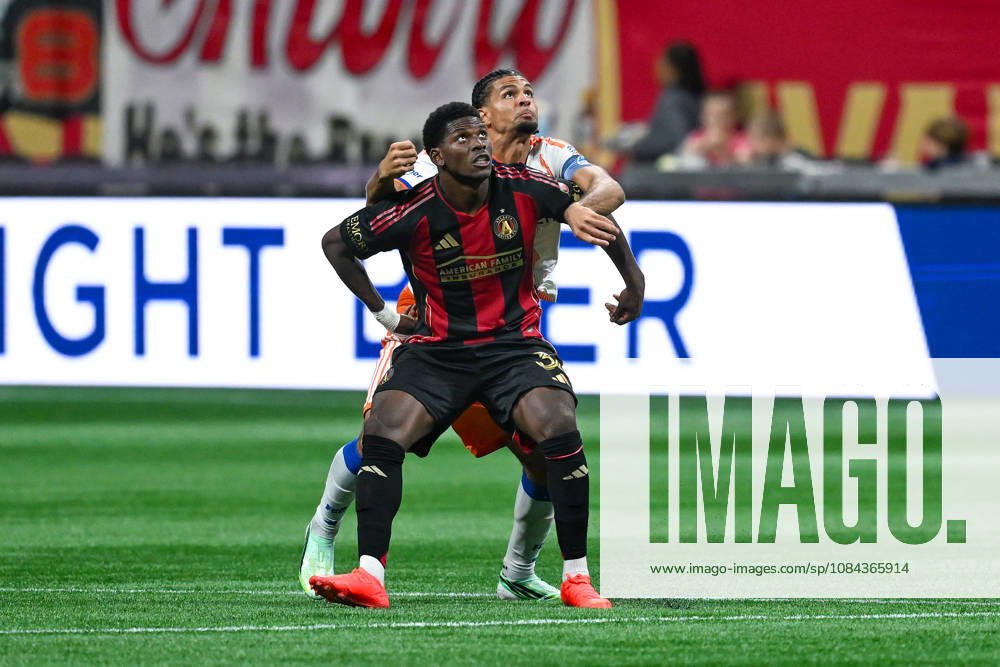 ATLANTA, GA - OCTOBER 10: Breel Embolo 36 of Atlanta and Miles Robinson 12 of FC Cincinnati battle for a header during the MLS, Fussball Herren, USA match between FC Cincinnati and Atlanta United FC on October 10th, 2026 at Mercedes-Benz Stadium in Atlanta, GA. (Photo by Rich von Biberstein Icon Sportswire) SOCCER: OCT 10 MLS Atlanta United vs FC Cincinnati Icon261010007
