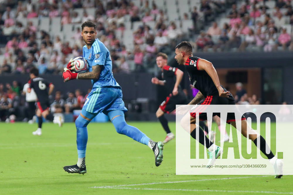 MIAMI, FL - OCTOBER 10: Inter Miami CF goalkeeper Dayne St. Clair (97) looks on during a 2026 MLS, Fussball Herren, USA soccer match between Inter Miami CF and DC United on October 10, 2026 being played at NU Stadium, Miami, Fla.(Photo by Chris Arjoon Icon Sportswire). SOCCER: OCT 10 MLS Inter Miami CF vs DC United Icon2610100000013