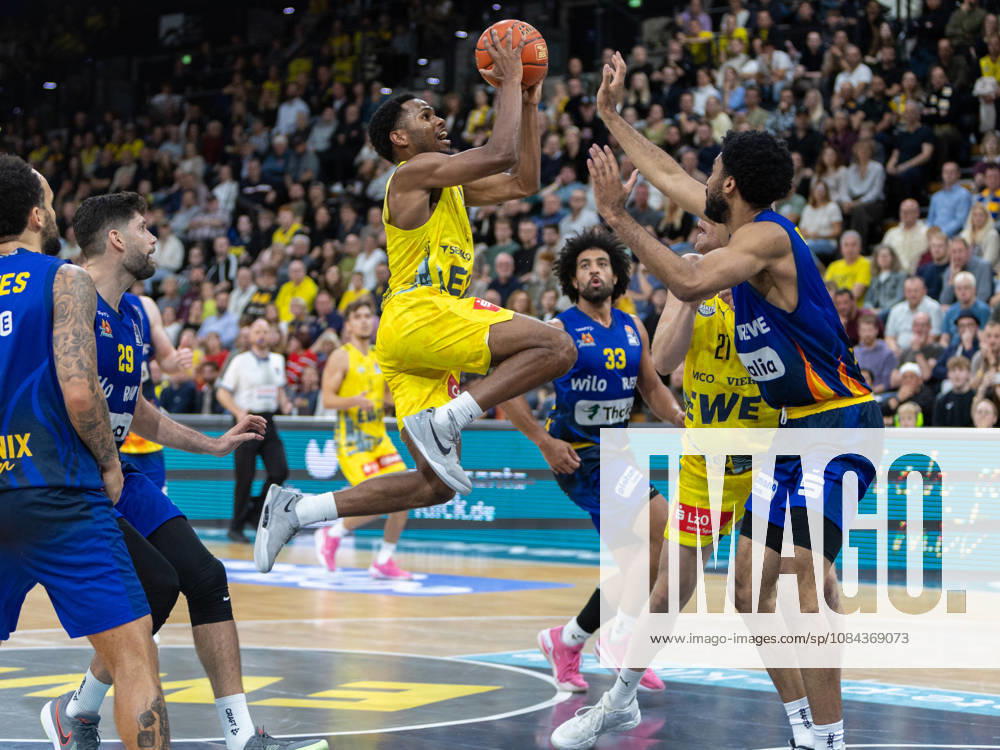 EWE Baskets Oldenburg goes head-to-head with Phoenix Hagen; Jeremy Roach in action taking a shot—EWE Baskets Oldenburg vs. Phoenix Hagen, Basketball, BBL, October 10, 2026, Oldenburg