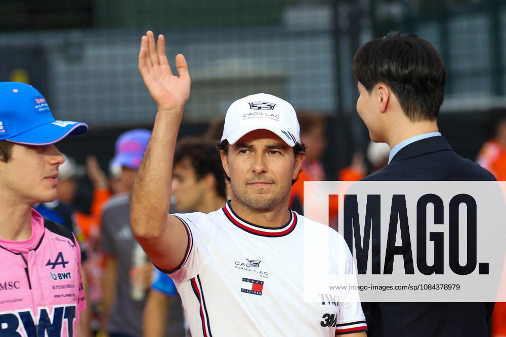 2026 Formula 1 Singapore Grand Prix SINGAPORE - OCTOBER 11: Cadillac driver Sergio Perez waves during the Drivers Parade at the Formula One Grand Prix of Singapore, at the Marina Bay Street Circuit in Singapore, on October 11, 2026. The upcoming main race will span 62 laps, with drivers competing in intense tropical heat and extreme humidity on a track featuring a relentless layout of 19 corners and minimal straightaways. Daniel Ceng Anadolu Singapore Singapore. Editorial use only. Please get in touch for any other usage.