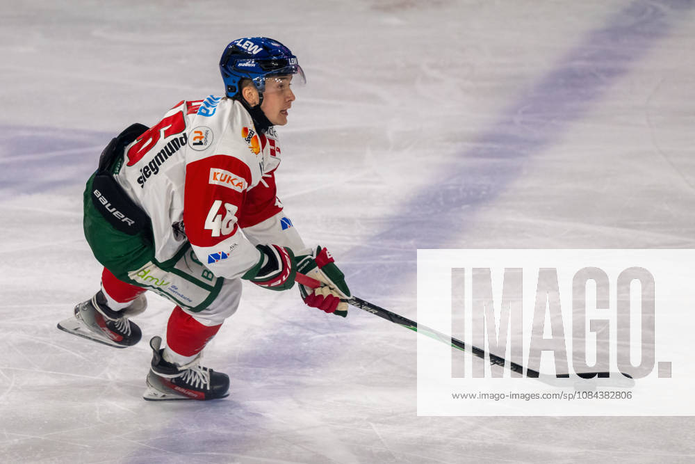 Moritz Elias of the Augsburger Panther, No. 46, skates alone toward the Krefeld goal. Krefeld Pinguine vs. Augsburger Panther, ice hockey, Penny DEL, Matchday 8, 2026–2027 season, October 11, 2026, Krefeld Pinguine vs. Augsburger Panther, Ice Hockey, Penny DEL, Matchday 8, 2026–2027 Season, October 11, 2026, Krefeld