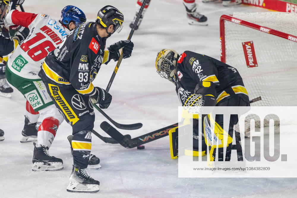 Face-off between Cameron Wright of the Augsburger Panther (No. 16) and Stuart Percy of the Krefeld Pinguine (No. 93); Krefeld Pinguine vs. Augsburger Panther, ice hockey, Penny DEL, Matchday 8, 2026–2027 season, October 11, 2026, Krefeld Pinguine vs. Augsburger Panther, ice hockey, Penny DEL, Matchday 8, 2026–2027 season, October 11, 2026, Krefeld
