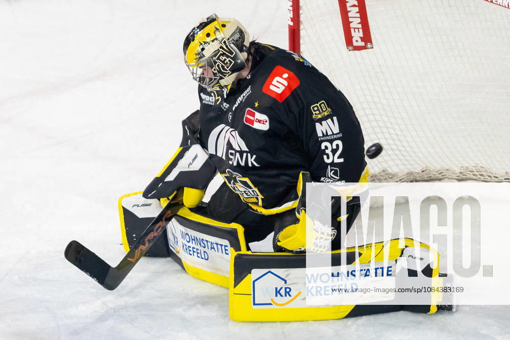 Juha Jatkola of the Krefeld Pinguine, 32, is unable to stop the goal scored by Philipp Krauss of the Augsburger Panther, 20. Krefeld Pinguine vs. Augsburger Panther, ice hockey, Penny DEL, Matchday 8, 2026–2027 season, October 11, 2026, Krefeld Pinguine vs. Augsburger Panther, Ice Hockey, Penny DEL, Matchday 8, 2026–2027 Season, October 11, 2026, Krefeld