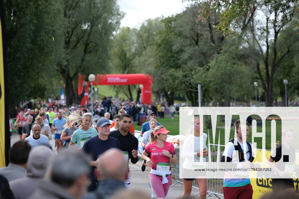 Munich Marathon 2026 MUNICH, GERMANY - OCTOBER 11: Runners pass through the Olympic Park course during the 2026 Munich Marathon in Munich, Germany on October 11, 2026. The annual race draws thousands of participants from Germany and abroad. Merve Goettl Anadolu Munih Germany. Editorial use only. Please get in touch for any other usage.
