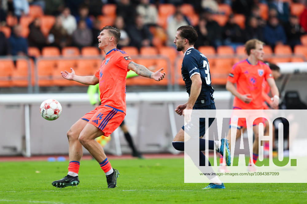 Soccer, Men s, Regionalliga Nord, Matchday 14, VfB Oldenburg vs. BSV Kickers Emden: Luc Ihorst (No. 14, orange) of BSV Kickers Emden battles for the ball with Ermal Pepshi (No. 34) of VfB Oldenburg