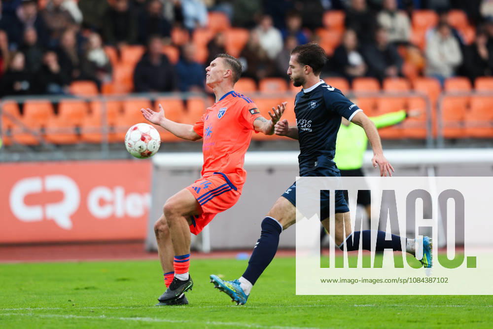 Soccer, Men s, Regionalliga Nord, Matchday 14, VfB Oldenburg vs. BSV Kickers Emden: Luc Ihorst (No. 14, orange) of BSV Kickers Emden battles for the ball with Ermal Pepshi (No. 34) of VfB Oldenburg