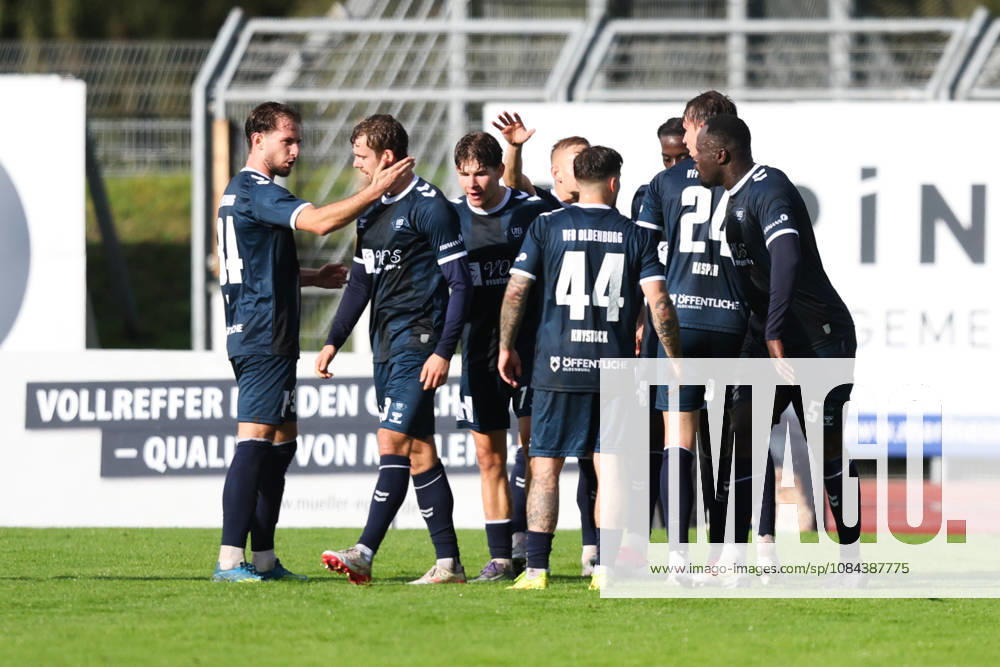 Soccer, Men s, Regionalliga Nord, Matchday 14, VfB Oldenburg vs. BSV Kickers Emden, Celebration of the 1-0 goal by Dominik Kasper, 24 VfB Oldenburg