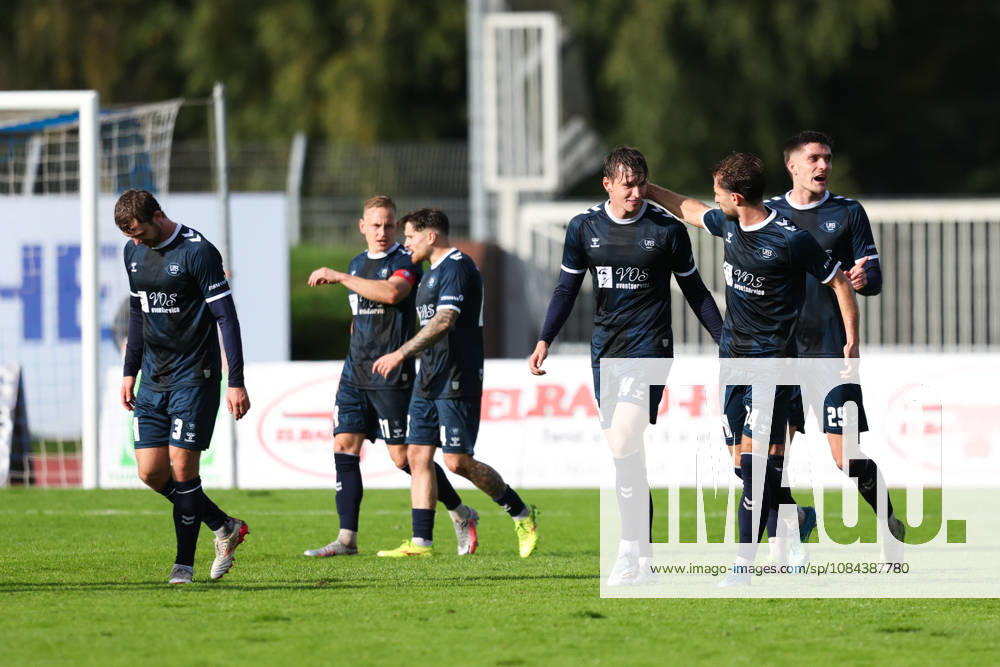 Soccer, Men s, Regionalliga Nord, Matchday 14, VfB Oldenburg vs. BSV Kickers Emden, Celebration of the 1-0 goal by Dominik Kasper, 24 VfB Oldenburg