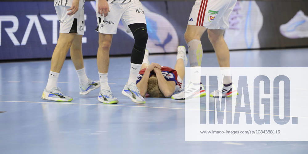 Photo: Fredrik Bo ANDERSEN lies on the floor after a foul. Hamburg Handball Men s 1st Bundesliga, Matchday 8, Sunday, October 11, 2026: THW Kiel vs. HCH Hamburg