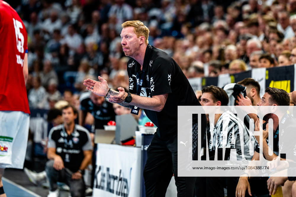 Opel HBL Handball, THW Kiel vs. Handball Club Hamburg, Borge Lund (Kiel), Coach applauds, applause for Kiel