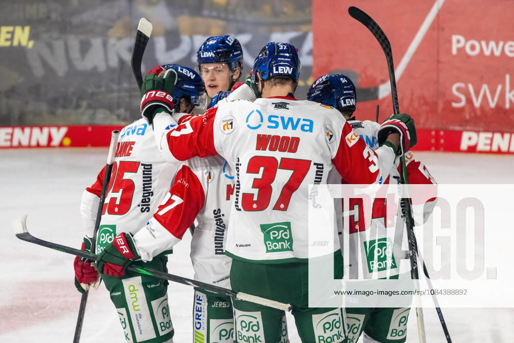 The Panthers celebrate the goal that makes it 2–0. Krefeld Pinguine vs. Augsburger Panther, ice hockey, Penny DEL, Matchday 8, 2026–2027 season, October 11, 2026, Krefeld Pinguine vs. Augsburger Panther, Ice Hockey, Penny DEL, Matchday 8, 2026–2027 Season, October 11, 2026, Krefeld