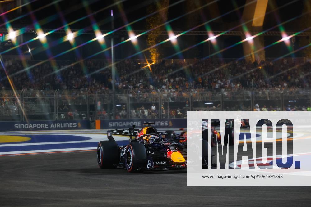 03 VERSTAPPEN Max (NLD), Red Bull Racing Ford RB22, in action in Singapore 2026 81 PIASTRI Oscar (AUS), McLaren F1 Team MCL40, in action 01 NORRIS Lando (GBR), McLaren F1 Team MCL40, in action in Singapore 2026 Singapore