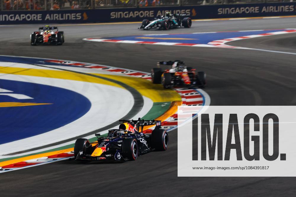 03 VERSTAPPEN Max (NLD), Red Bull Racing Ford RB22, in action in Singapore 2026 81 PIASTRI Oscar (AUS), McLaren F1 Team MCL40, in action 01 NORRIS Lando (GBR), McLaren F1 Team MCL40, in action in Singapore 2026 Singapore
