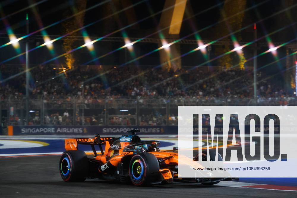 81 PIASTRI Oscar, McLaren F1 Team MCL40, in action in Singapore 2026 81 PIASTRI Oscar, McLaren F1 Team MCL40, in action 01 NORRIS Lando (GBR), McLaren F1 Team MCL40, in action in Singapore 2026 Singapore