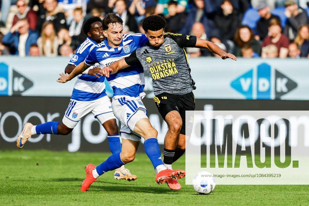 ZWOLLE - Tobias Sommer of PEC Zwolle, Rafik el Arguioui of SC Cambuur (lr) during the Dutch Eredivisie match between PEC Zwolle and Cambuur at the MAC3Park stadium on October 11, 2026 in Zwolle, the Netherlands. VINCENT JANNINK ANP Eredivisie 2026 27 ANPxSportx IVx 572139968 originalFilename: 572139968