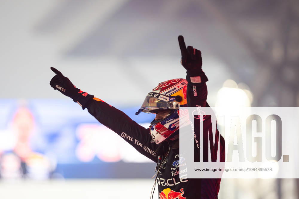 F1 - SINGAPORE GRAND PRIX 2026 VERSTAPPEN Max (nld), Red Bull Racing RB22, portrait, parc fermà celebration during the 2026 Formula 1 Singapore Grand Prix, 17th round of the 2026 Formula One World Championship, WM, Weltmeisterschaft from October 9 to 11, 2026 on the Marina Bay Street Circuit, in Singapore, Singapore - SingaporeSingapore