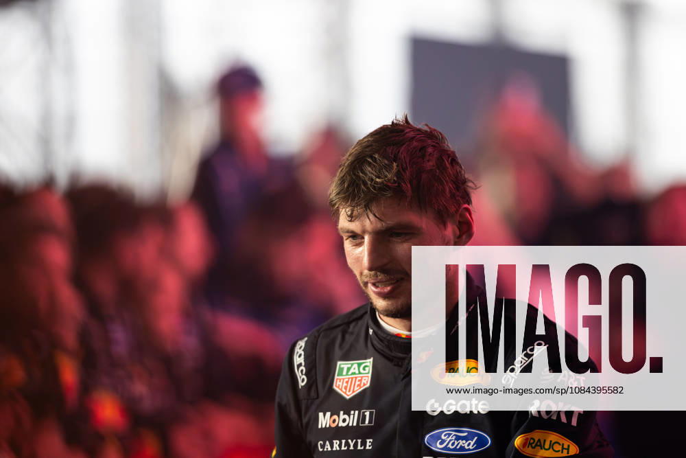F1 - SINGAPORE GRAND PRIX 2026 VERSTAPPEN Max (nld), Red Bull Racing RB22, portrait, parc fermÃ celebration during the 2026 Formula 1 Singapore Grand Prix, 17th round of the 2026 Formula One World Championship, WM, Weltmeisterschaft from October 9 to 11, 2026 on the Marina Bay Street Circuit, in Singapore, Singapore - SingaporeSingapore
