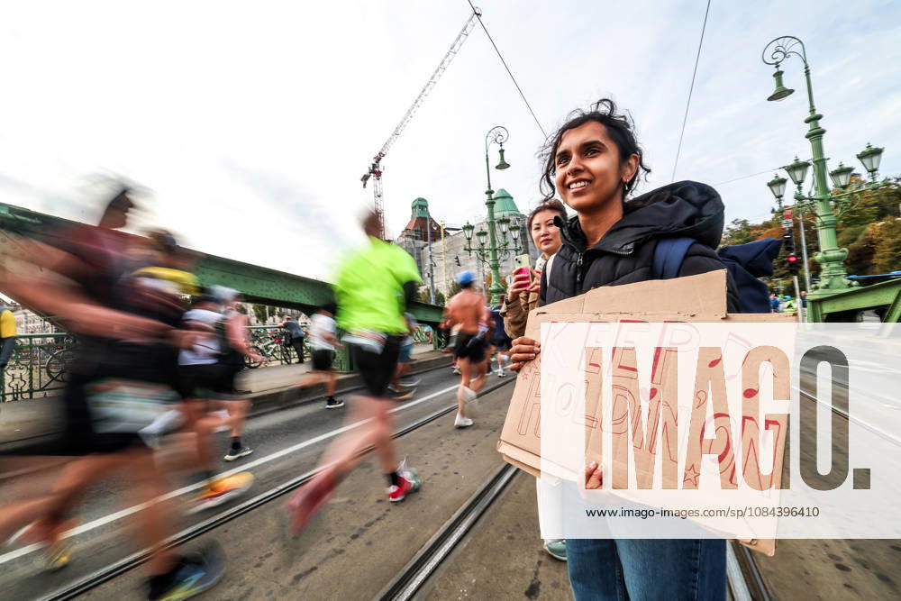 (261011) -- BUDAPEST, Oct. 11, 2026 -- A spectator holds a sign to cheer on runners during the 41st SPAR Budapest Marathon in Budapest, Hungary, Oct. 11, 2026. (Photo by Xinhua) (SP)HUNGARY-BUDAPEST-BUDAPEST MARATHON DavidxBalogh