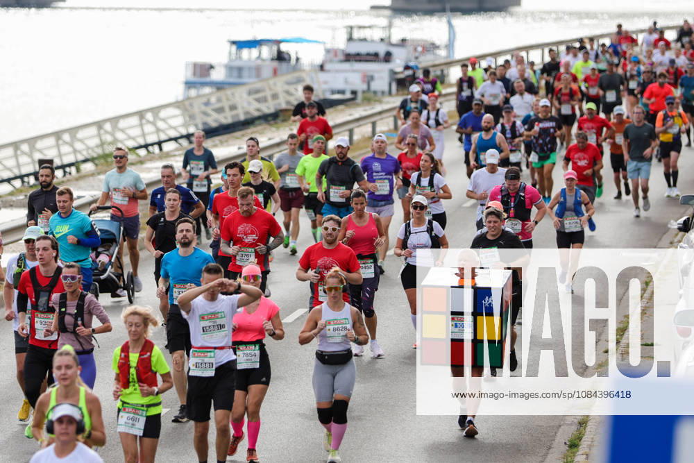 (261011) -- BUDAPEST, Oct. 11, 2026 -- Runners compete during the 41st SPAR Budapest Marathon in Budapest, Hungary, Oct. 11, 2026. ) (SP)HUNGARY-BUDAPEST-BUDAPEST MARATHON HuxZhixuan