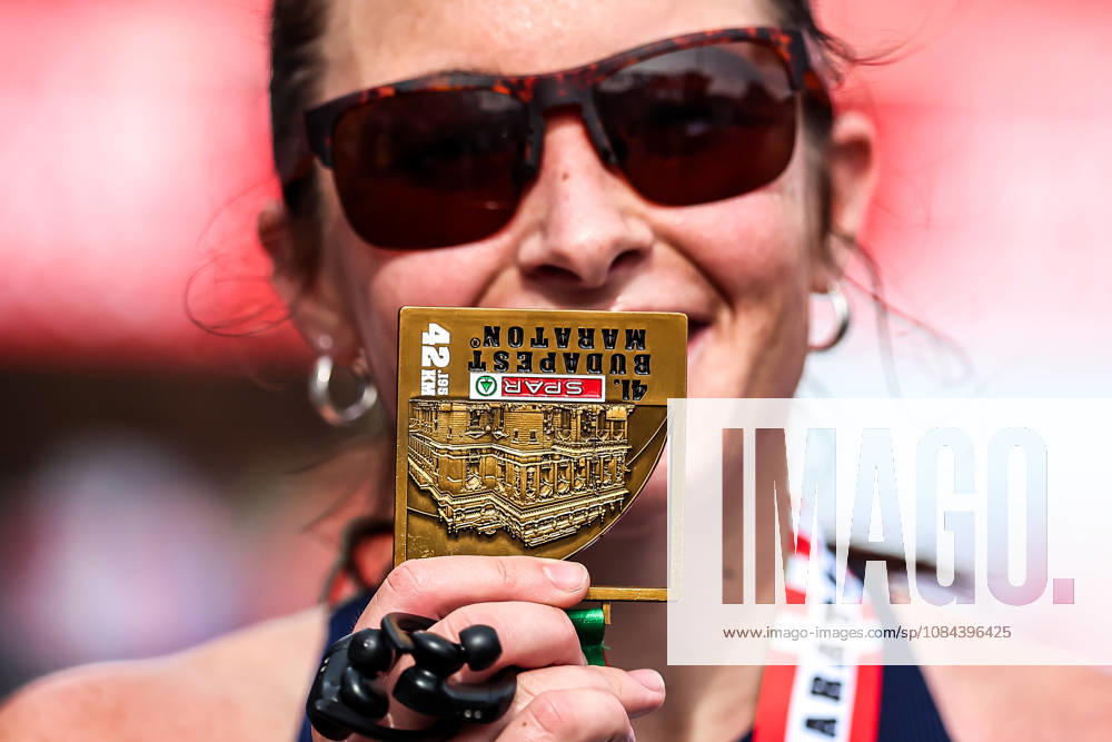 (261011) -- BUDAPEST, Oct. 11, 2026 -- Catherine Wimmer of the United States poses with her medal after winning the women s race at the 41st SPAR Budapest Marathon in Budapest, Hungary, Oct. 11, 2026. (Photo by Xinhua) (SP)HUNGARY-BUDAPEST-BUDAPEST MARATHON DavidxBalogh