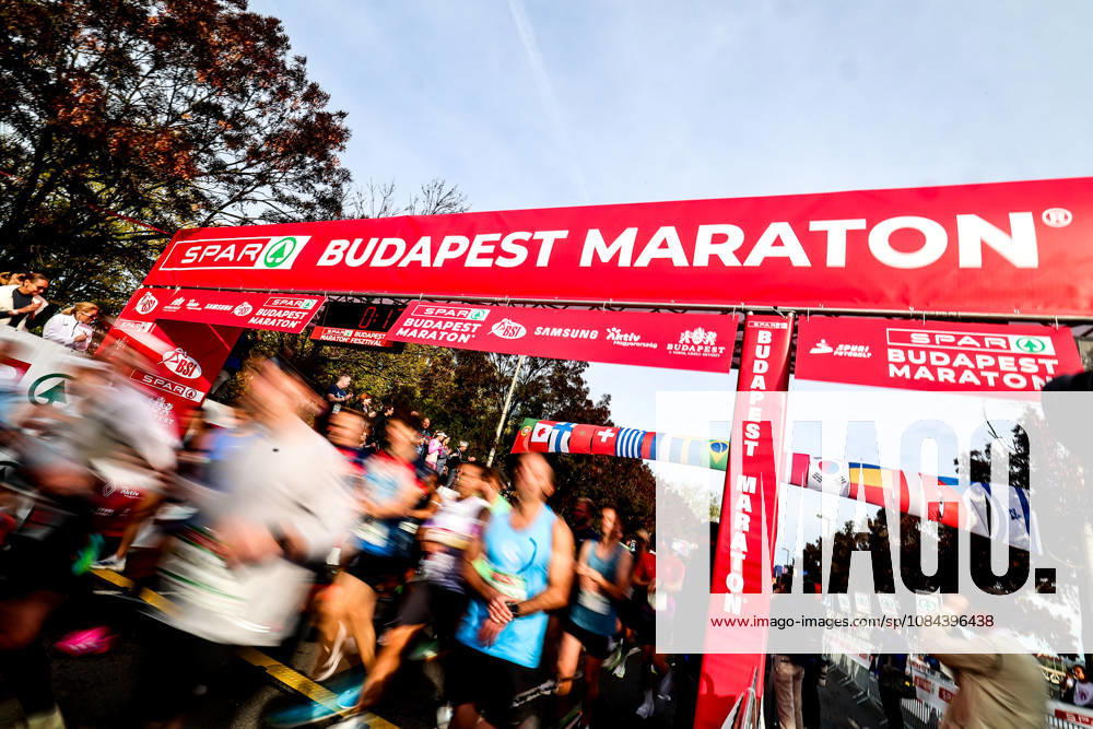 (261011) -- BUDAPEST, Oct. 11, 2026 -- Runners compete during the 41st SPAR Budapest Marathon in Budapest, Hungary, Oct. 11, 2026. (Photo by Xinhua) (SP)HUNGARY-BUDAPEST-BUDAPEST MARATHON DavidxBalogh