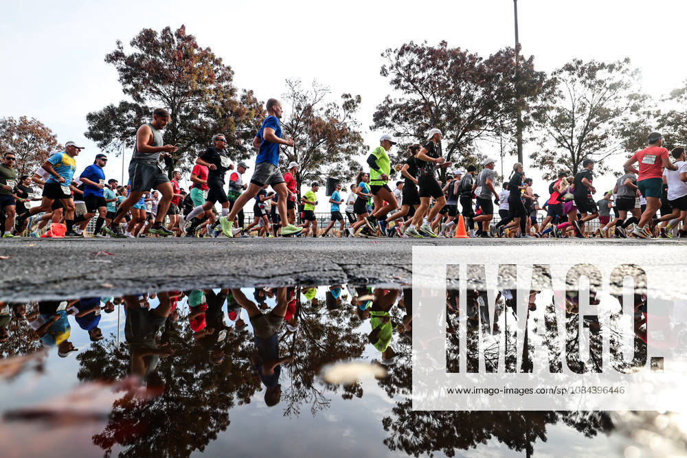(261011) -- BUDAPEST, Oct. 11, 2026 -- Runners compete during the 41st SPAR Budapest Marathon in Budapest, Hungary, Oct. 11, 2026. (Photo by Xinhua) (SP)HUNGARY-BUDAPEST-BUDAPEST MARATHON DavidxBalogh