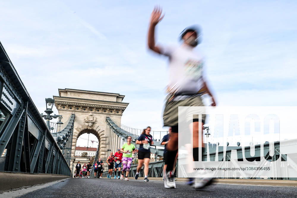 (261011) -- BUDAPEST, Oct. 11, 2026 -- Runners run through the Chain Bridge during the 41st SPAR Budapest Marathon in Budapest, Hungary, Oct. 11, 2026. (Photo by Xinhua) (SP)HUNGARY-BUDAPEST-BUDAPEST MARATHON DavidxBalogh