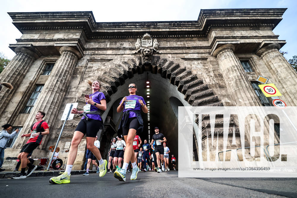 (261011) -- BUDAPEST, Oct. 11, 2026 -- Runners compete during the 41st SPAR Budapest Marathon in Budapest, Hungary, Oct. 11, 2026. (Photo by Xinhua) (SP)HUNGARY-BUDAPEST-BUDAPEST MARATHON DavidxBalogh