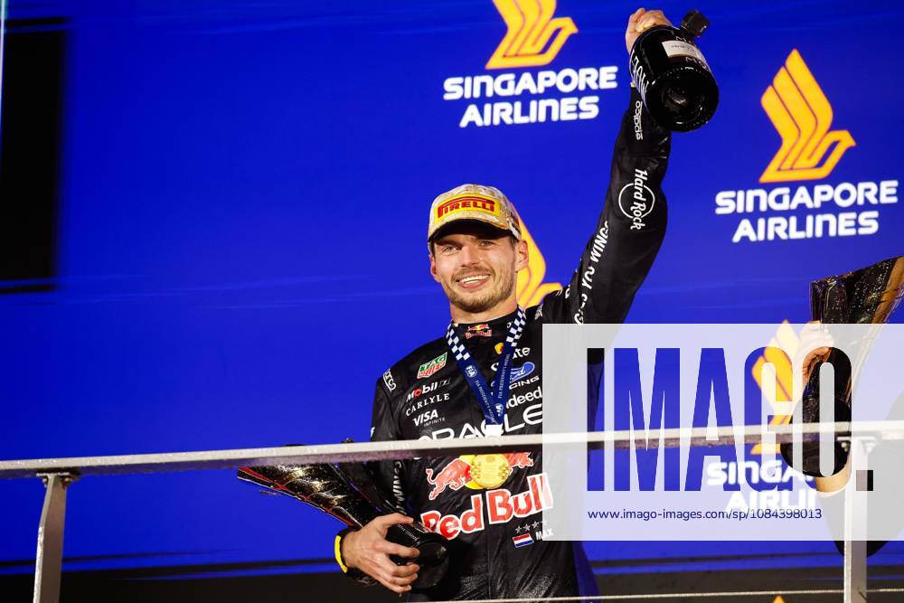 VERSTAPPEN Max (NLD), Red Bull Racing Ford RB22, portrait, Singapore 2026, Singapore 2026, 81 PIASTRI Oscar (USA), McLaren F1 Team MCL40, action, 01 NORRIS Lando (GBR), McLaren F1 Team MCL40, action Singapore 2026 Singapore