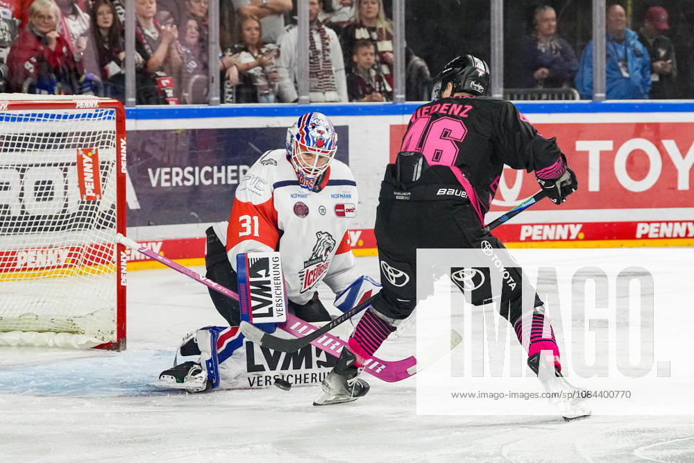 Ice Hockey: Penny DEL, Matchday 8—Cologne Sharks vs. Nuremberg Ice Tigers on October 11, 2026, at the Lanxess Arena in Cologne. Kevin Niedenz of Cologne (right) is stopped by Niklas Treutle of Nuremberg, on the left. In accordance with the regulations of the DEL (German Ice Hockey League), the publication and further use of the footage in electronic media and on devices of any kind during the game is not permitted.