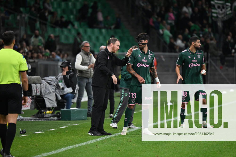 Footbal : AS Saint Etienne v RODEZ - ligue 2 - 10 10 2026 CATHRO Ian coach of Saint Etienne during the Ligue 2 BKT match between AS Saint-Etienne and RODEZ at Stade Geoffroy-Guichard Saint Etienne on October 10, 2026 in Saint-Etienne, France. SAINT ETIENNEFrance