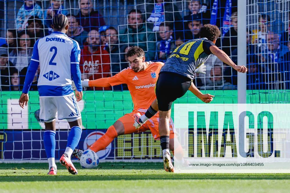 , MAC3park stadion , season 2026 2027 , Dutch Eredivisie football , match between PEC Zwolle and SC Cambuur , picture shows PEC Zwolle goalkeeper Jasper Schendelaar, SC Cambuur player Rafik El Arguioui PEC - Cambuur x208177928x