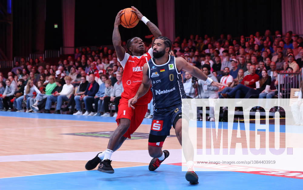 V l Antonio Williams, RheinStars Cologne 01; Tyreese Blunt, Eisbären Bremerhaven 00 GER, RheinStars Cologne vs. Eisbären Bremerhaven, Basketball, ProA, Matchday 4, 2026–2027 Season, October 11, 2026 GER, RheinStars Cologne vs. Eisbären Bremerhaven, Basketball, ProA, Matchday 4, 2026–2027 Season, October 11, 2026 RheinStars Cologne