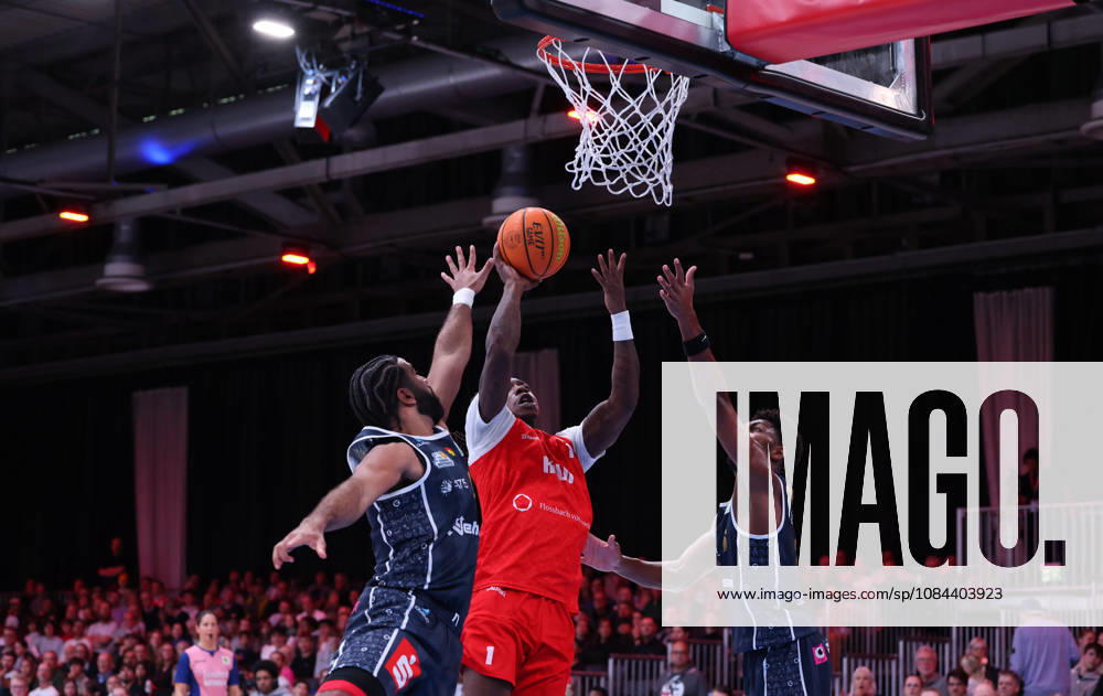 From left: Tyreese Blunt, Eisbären Bremerhaven 00; Antonio Williams, RheinStars Cologne 01, shooting a basket; Carlos Carter, Eisbären Bremerhaven 06 GER; RheinStars Cologne vs. Eisbären Bremerhaven, Basketball, ProA, Matchday 4, 2026–2027 season, October 11, 2026 GER, RheinStars Cologne vs. Eisbären Bremerhaven, Basketball, ProA, Matchday 4, 2026–2027 season, October 11, 2026, RheinStars Cologne