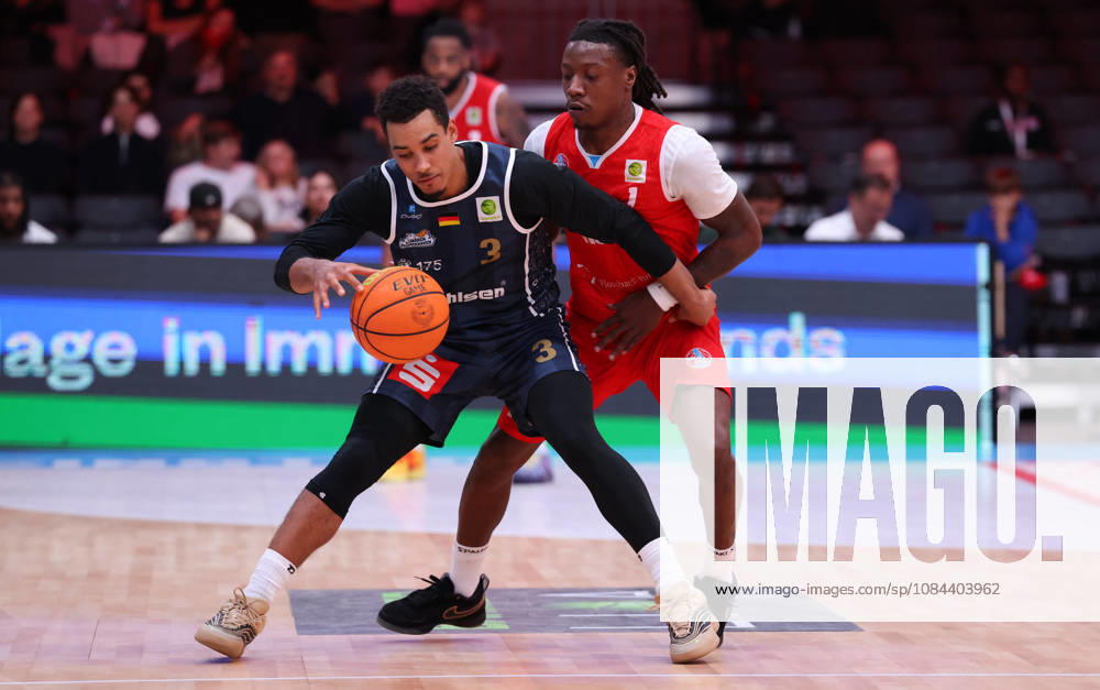 V l Garai Zeeb, Eisbären Bremerhaven 03; Antonio Williams, RheinStars Cologne 01 GER, RheinStars Cologne vs. Eisbären Bremerhaven, Basketball, ProA, Matchday 4, 2026–2027 Season, October 11, 2026 GER, RheinStars Cologne vs. Eisbären Bremerhaven, Basketball, ProA, Matchday 4, 2026–2027 season, October 11, 2026 RheinStars Cologne