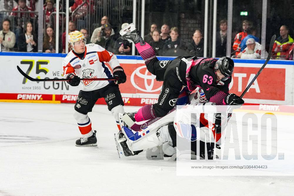 Ice Hockey: Penny DEL, Matchday 8—Cologne Sharks vs. Nuremberg Ice Tigers on October 11, 2026, at the Lanxess Arena in Cologne. Patrick Russell (Cologne), center, collides with Nuremberg goalie Niklas Treutle. According to the regulations of the DEL (German Ice Hockey League), the publication and further use of the footage in electronic media and on devices of any kind during the game is not permitted.