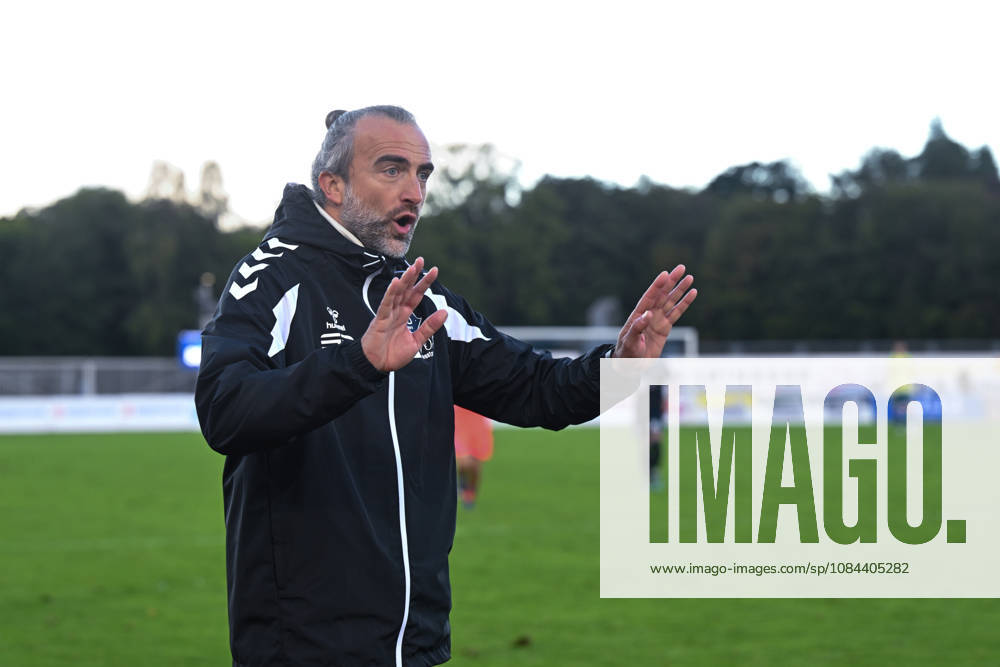 GER, Soccer, Regionalliga Nord, Matchday 13, 2026–2027 Season, Oldenburg, Marschweg Stadium, VfB Oldenburg vs. BSV Kickers Emden. Take it easy, guys. Dario FOSSI, VfB Oldenburg Coach, Oldenburg, Marschweg Stadium, Lower Saxony, Germany