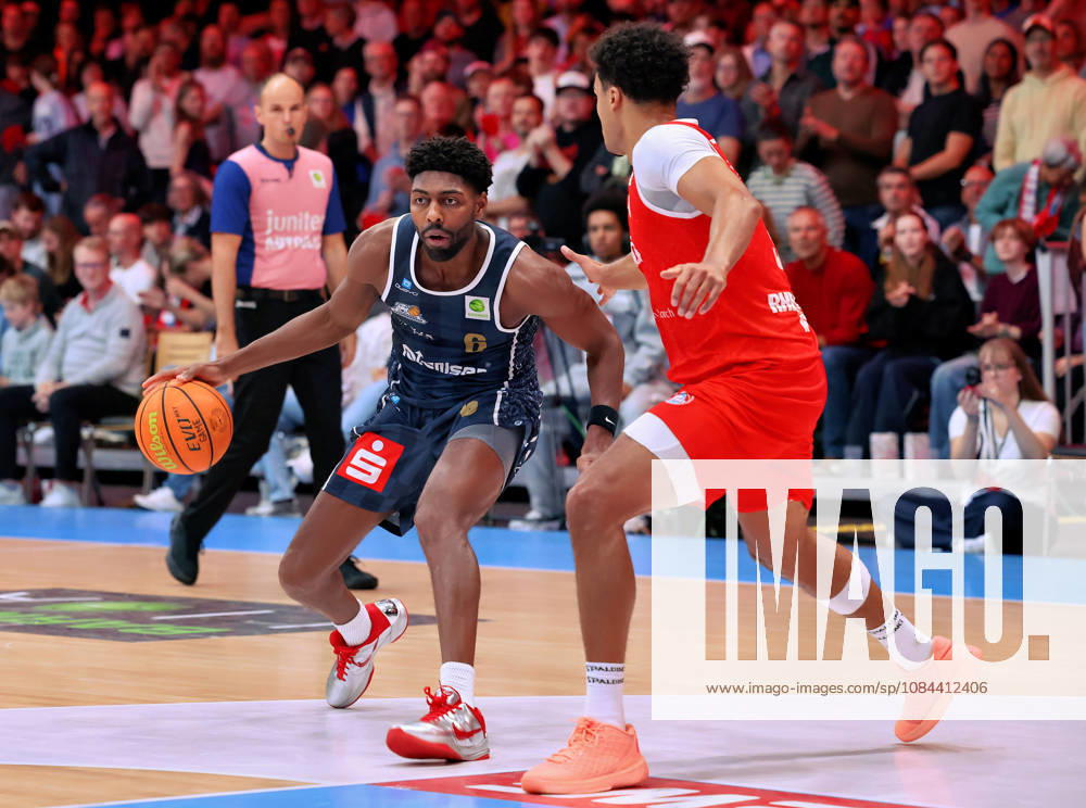 V l Carlos Carter, Eisbären Bremerhaven 06; Maximillian Begue, RheinStars Cologne 09 GER; RheinStars Cologne vs. Eisbären Bremerhaven; Basketball; ProA; Matchday 4; 2026–2027 season; October 11, 2026 GER, RheinStars Cologne vs. Eisbaeren Bremerhaven, Basketball, ProA, Matchday 4, 2026–2027 season, October 11, 2026 RheinStars Cologne