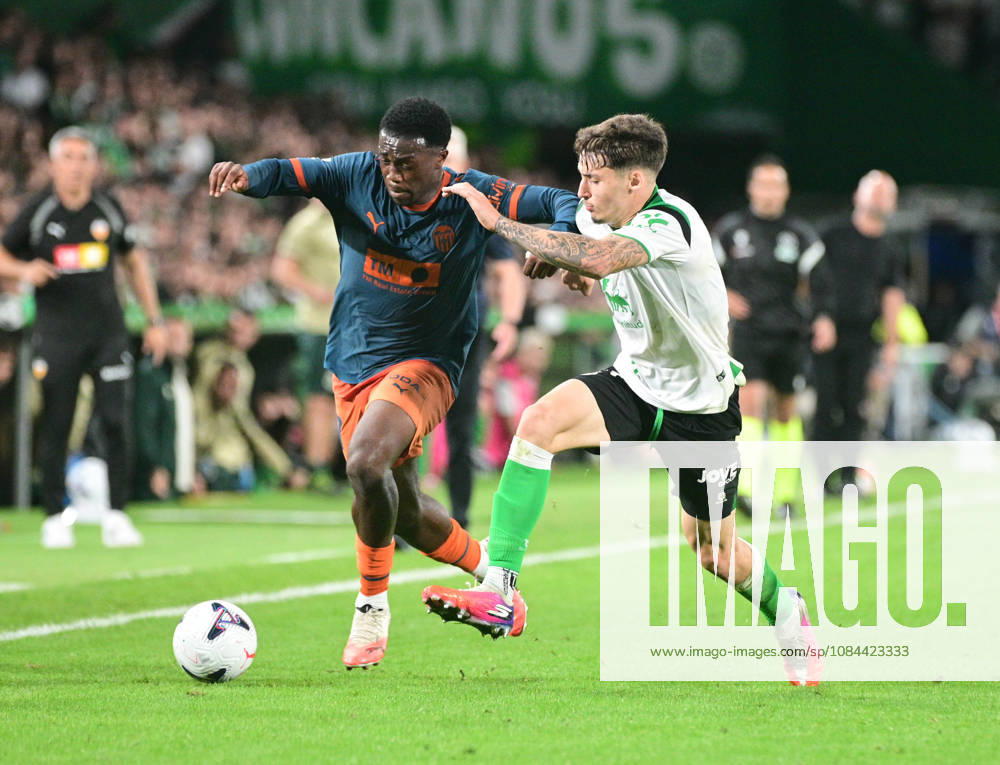 ESP LaLiga EA Sports: Racing Santander vs. Valencia CF — David Otorbi of Valencia CF and Jorge Salinas of Racing de Santander during the LaLiga EA Sports match between Racing Santander and Valencia CF, played at Campos de Sport de El Sardinero Stadium in Cantabria on October 11, 2026, in Spain — Spain Soccer